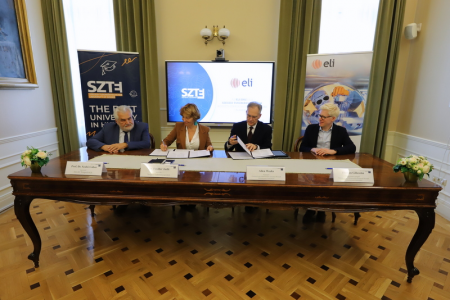 Dr. Fendler Judit, a Szegedi Tudományegyetem kancellárja, Allen Weeks, az ELI ERIC főigazgatója aláírja a stratégiai megállapodást.