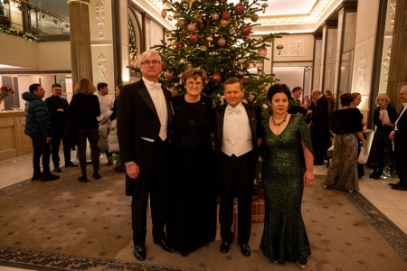 Karikó Katalin és férje, Francia Béla indul a Nobel-díj átadó ünnepségre a stockholmi Grand Hotelből. Itt találkozott, beszélgetett az ugyancsak az ünnepségre induló Krausz Ferenccel és feleségével.